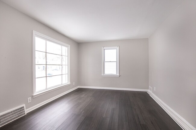 Building Photo - NEWLY RENOVATED! 3-BED, 1 BATH BEAUTIFUL  SINGLE- FAMILY HOME IN MAPLE HEIGHTS!