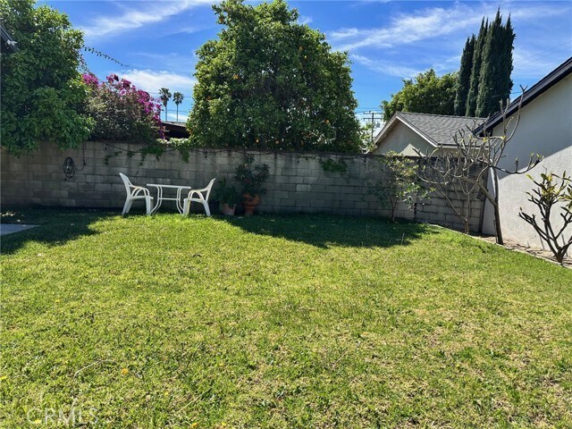 Building Photo - 9406 Rose Ave