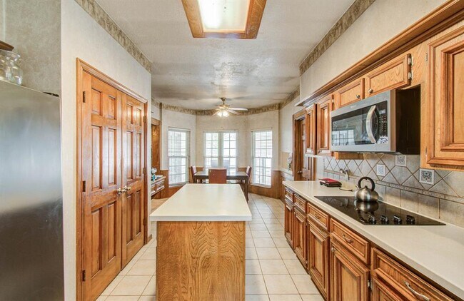 Building Photo - 18307 Forest Elms Dr
