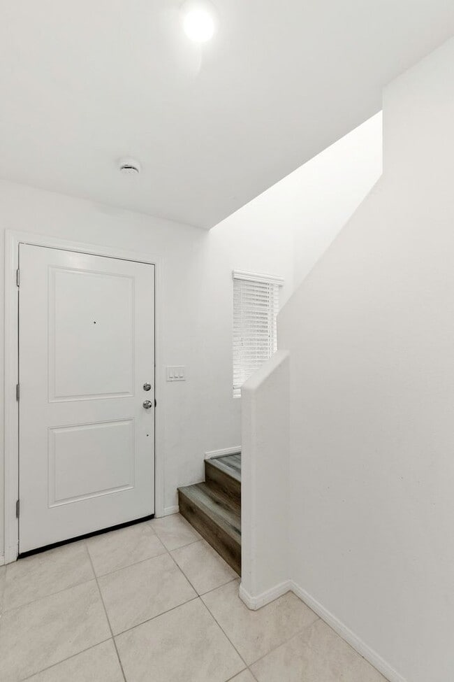 Building Photo - LIKE NEW 3 BEDROOM TOWNHOME