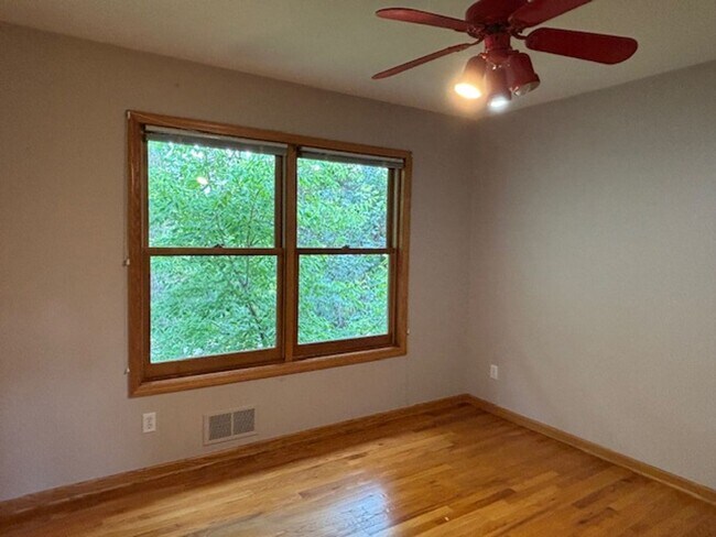Building Photo - Spacious 4 BR/4 BA Single-Family Home in a...