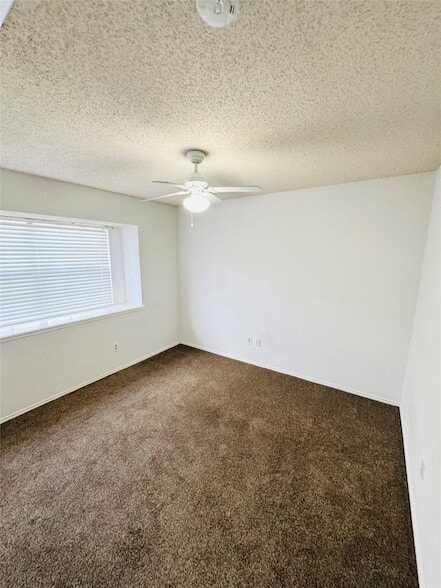 Building Photo - 700 Retriever Ln