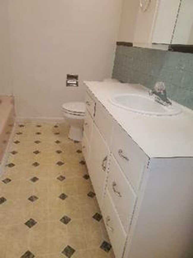 Building Photo - STUDENTS WELCOME! 4 Bed 2 Bath House 1 Block North of CSU