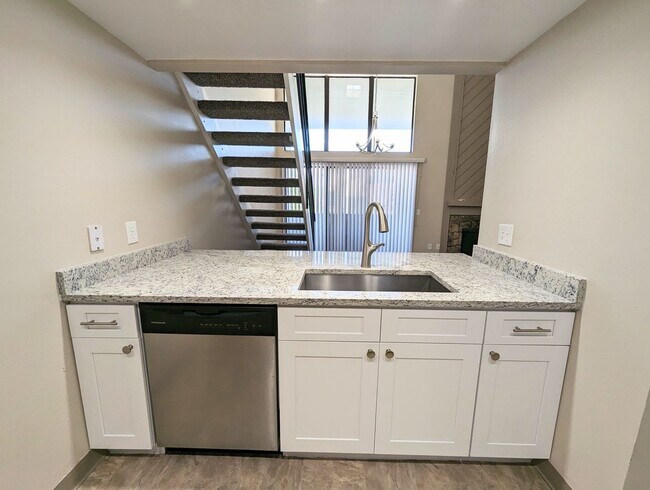 Building Photo - 2 Bed 1 Bath Condo Near Cherry Creek