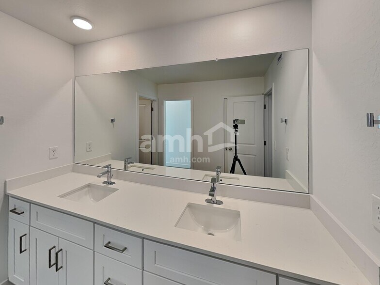 Building Photo - 12532 W Flynn Ln