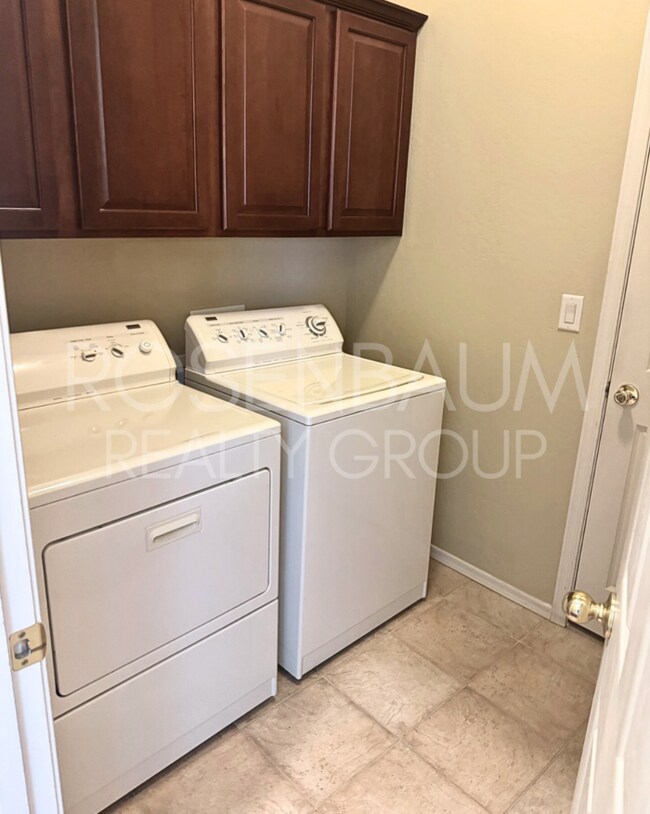 Building Photo - Beautiful 3-bedrooms, 2-baths home in the ...