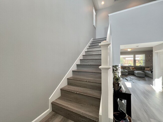 Building Photo - Perfect Family Home in Hollister