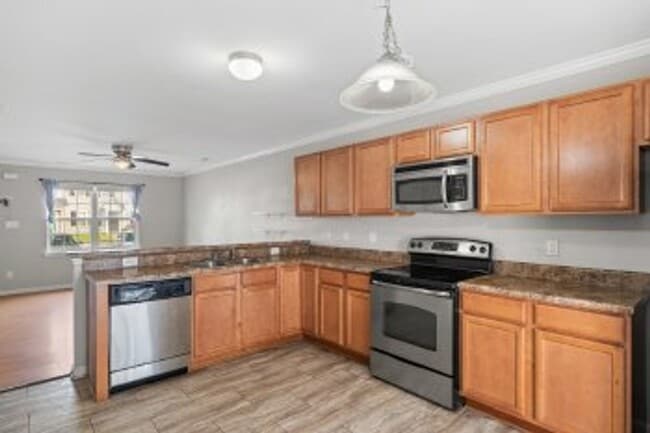 Building Photo - 2BR/2.5BA Townhome in The Gables