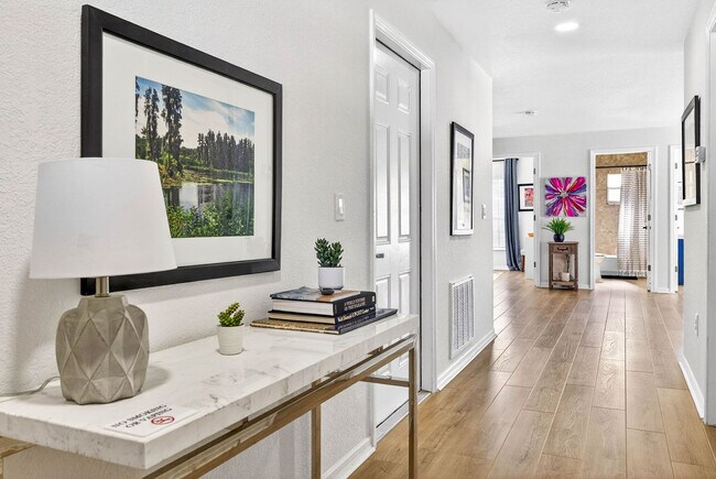 Building Photo - 310 W Warren Ave