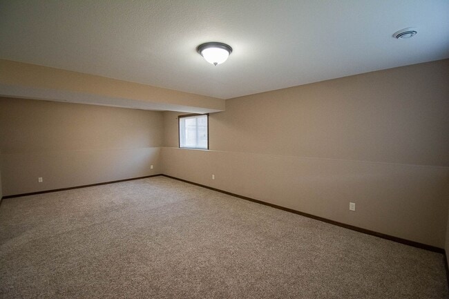 Building Photo - Move-In Ready NW Rochester Home with Finished Lower Level