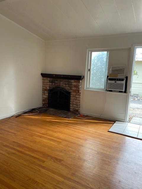 Living with fire place - 3123 Alma St