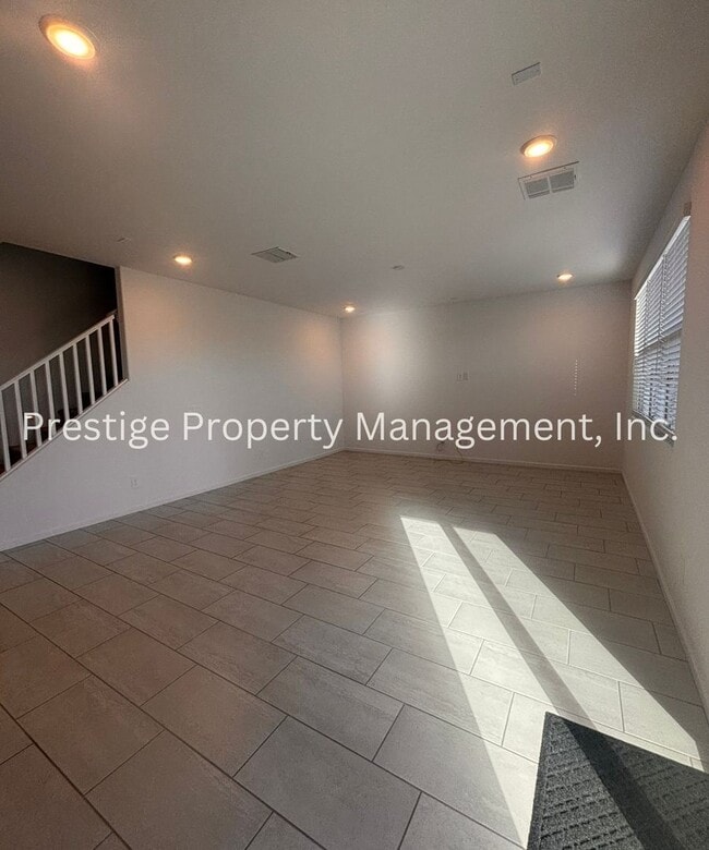 Building Photo - Beautiful 2/2 2-Story West Side Home With ...