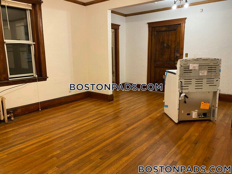 Building Photo - 16 Lakeville Rd