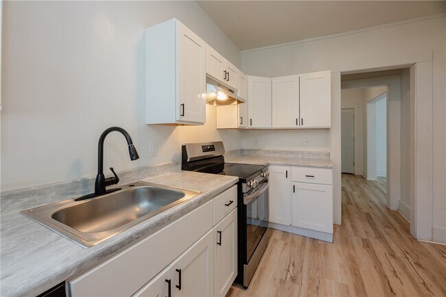 Building Photo - 575 Woodbine Ave