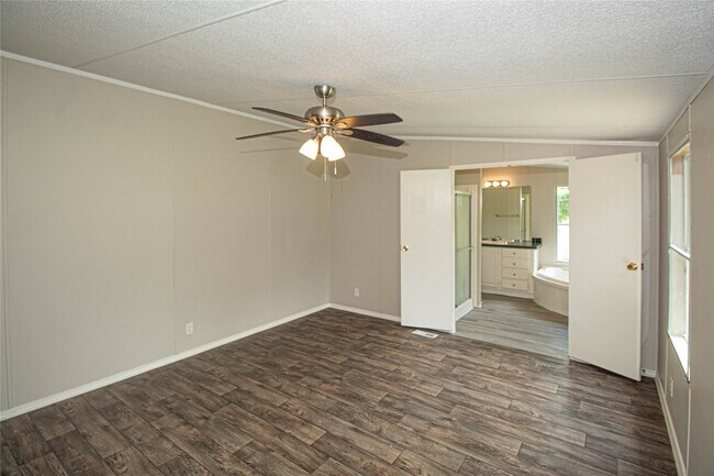 Building Photo - 613 River Rd