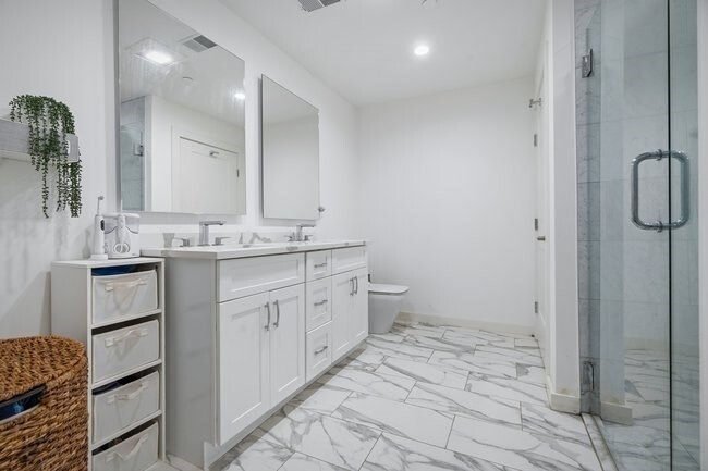 Building Photo - 946 Saratoga St