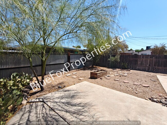 Building Photo - 827 E Helen St