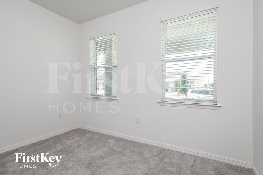 Building Photo - 1618 Isleta Lp
