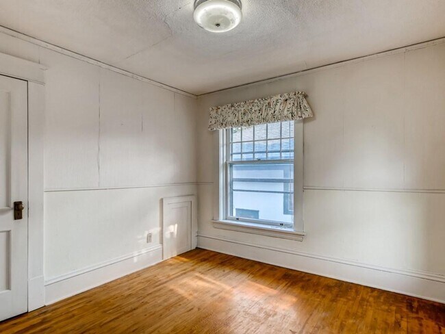 Building Photo - June 2026 ~ Cute 5 bedroom house. Spacious...