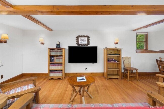 Building Photo - 77 Lake Dr