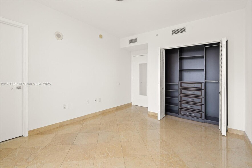 Building Photo - 19400 Turnberry Way