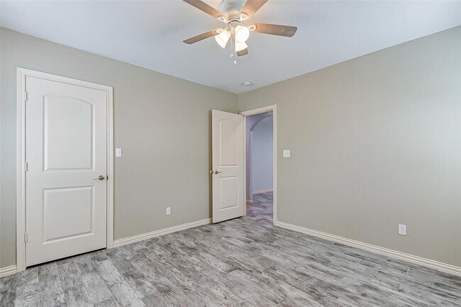 Building Photo - 8020 Bendell Dr