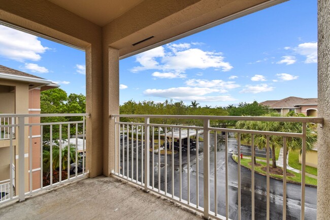 Building Photo - Stylish and luxurious 1-bedroom, 1-bath co...