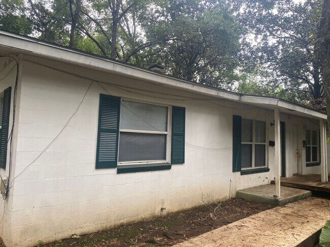 Building Photo - Spacious 2 BR 1 BA Located in Myers Park. ...
