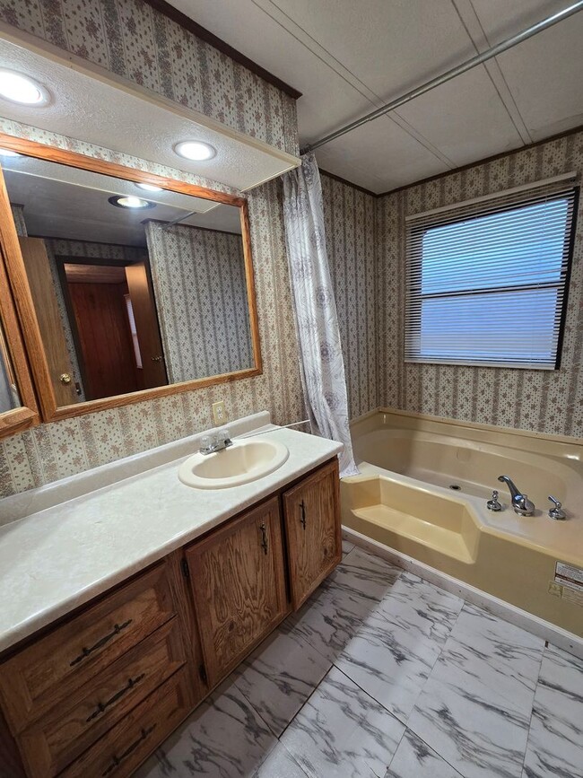 Building Photo - NE heights 3bed, 2 bath