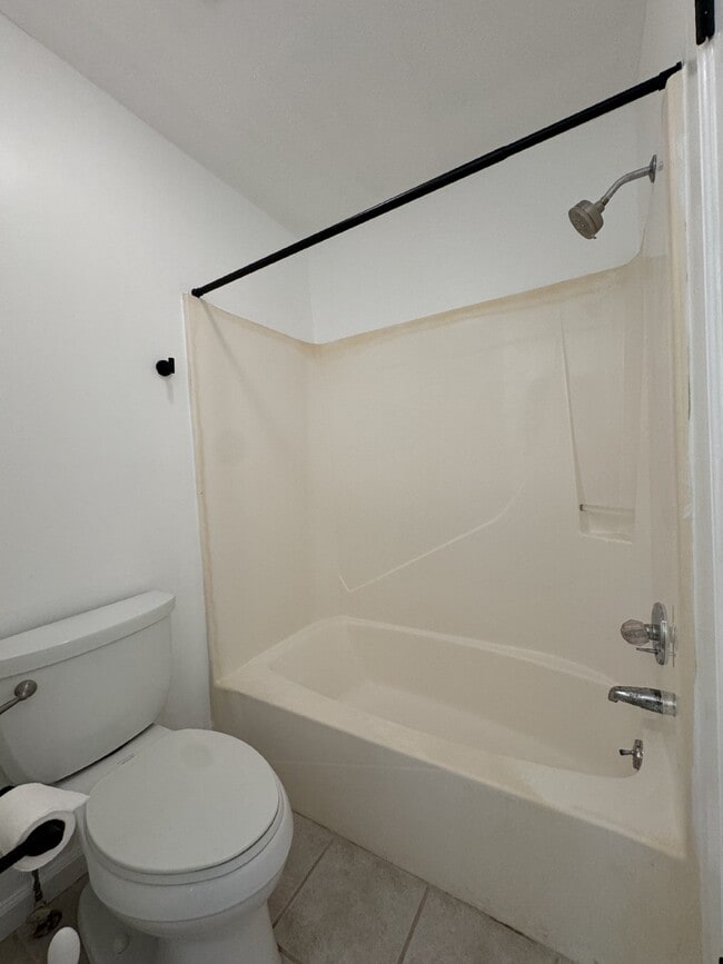 Building Photo - 2 Bedroom 1.5 bath Townhome - just RENOVATED