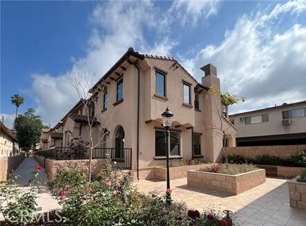 Building Photo - 328 E Live Oak St