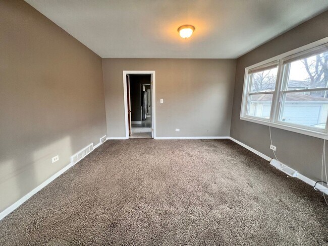 Building Photo - 16W671 56th St