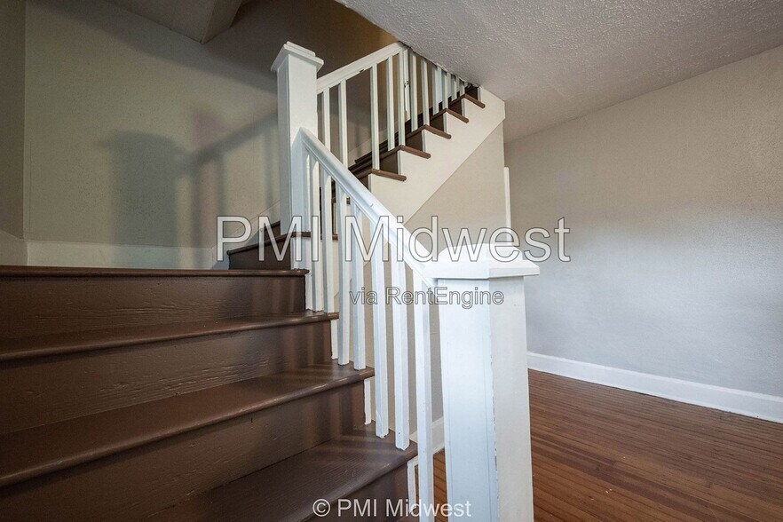 Building Photo - 411 W 40th St