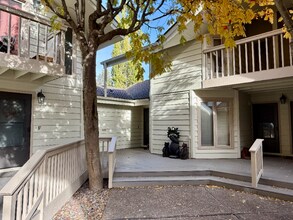 Building Photo - 185 Golf Terrace Dr