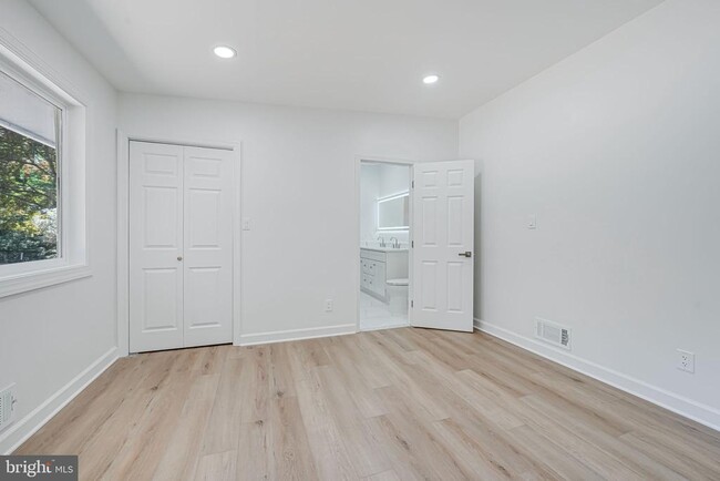 Building Photo - 866 Canal Dr