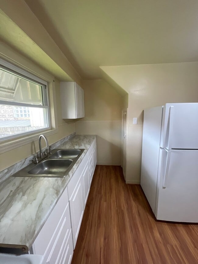 Building Photo - Renovated 3 bed 1 bath with River views fr...