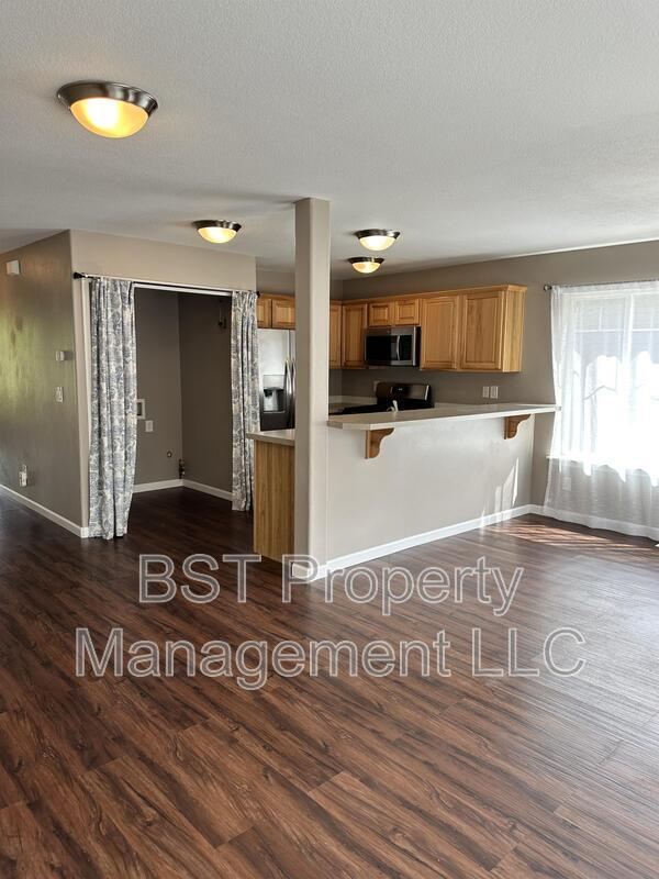 Building Photo - 227 Pioneer Dr