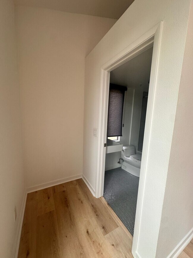 Building Photo - DOWNTOWN GEM - Two-level loft with private...