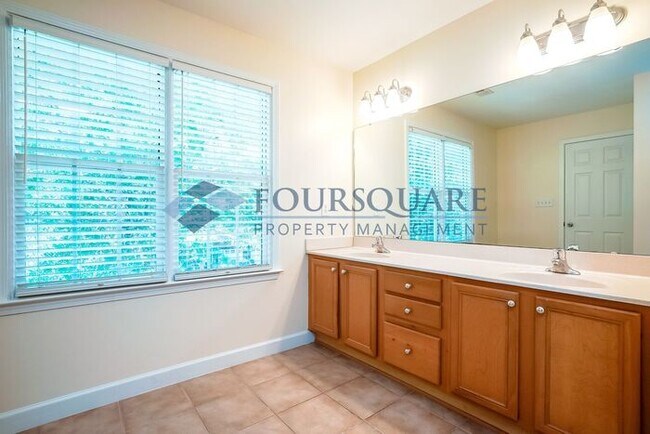 Building Photo - Spacious End-Unit 3-Bed Townhome with Back...