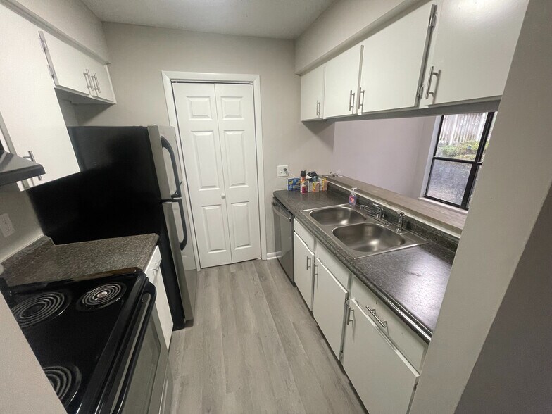 Building Photo - Room in Condo on Sharon Chase Dr
