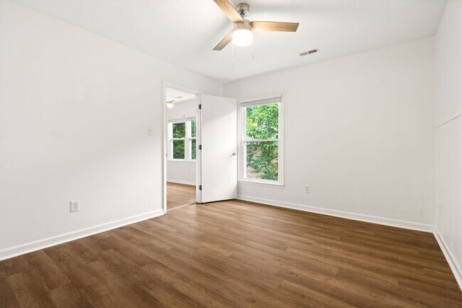 Building Photo - Recently renovated condo near Crabtree!
