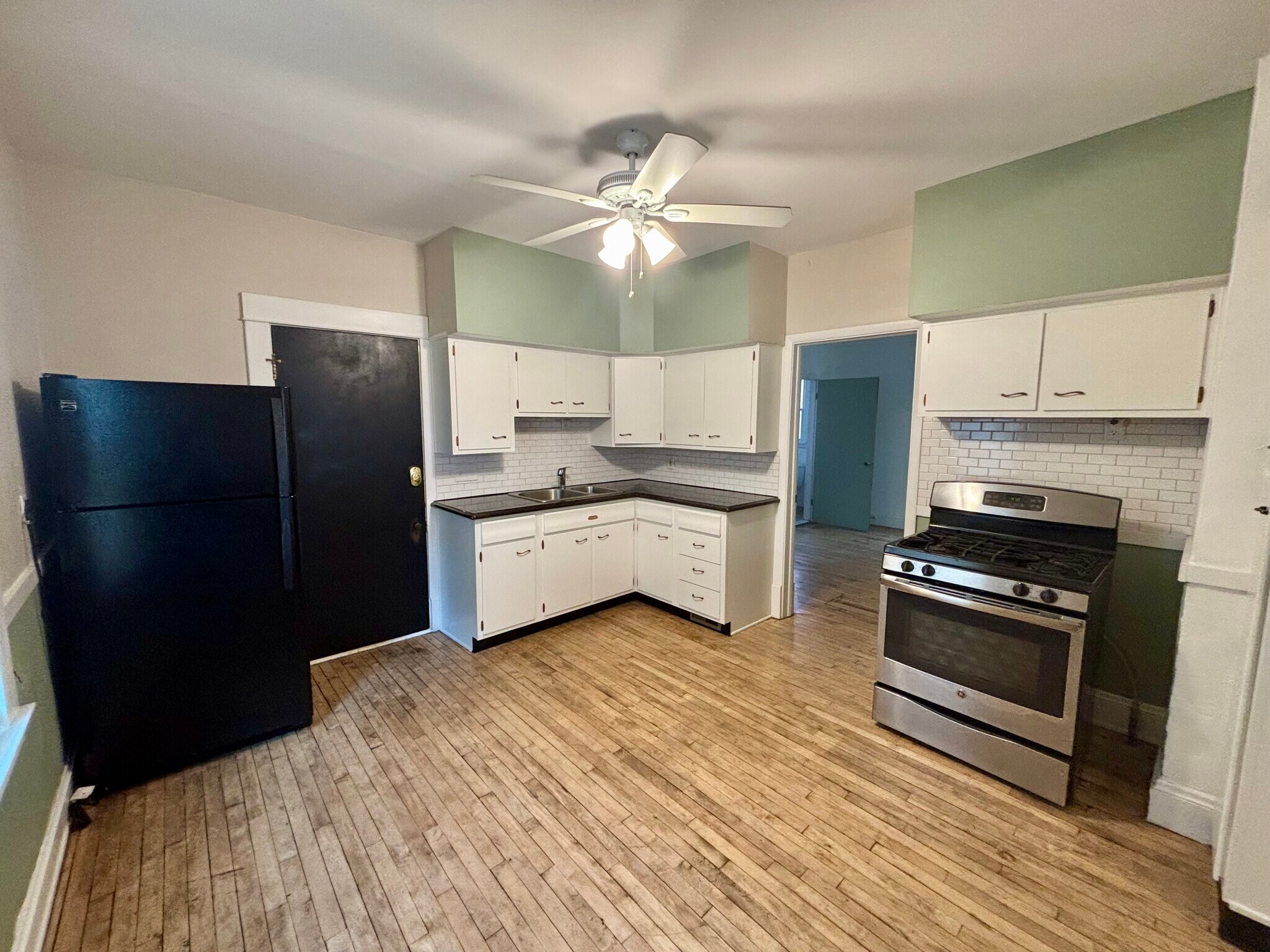 Building Photo - 1574 Ridgewood Ave