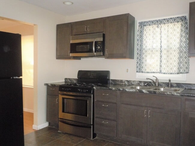 Building Photo - Two Bedroom House with Main Floor Laundry Hookups and Garage w/ Opener!