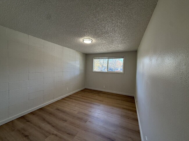 Building Photo - 1005 W 7th Ave