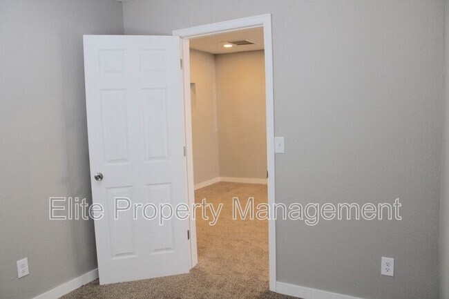 Building Photo - 1639 E Orman Ave