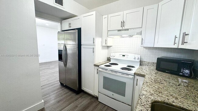 Building Photo - 2165 Bay Dr