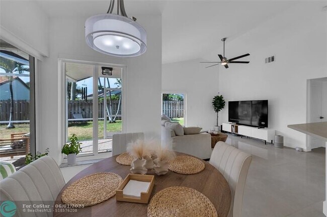Building Photo - 9585 Carousel Cir S