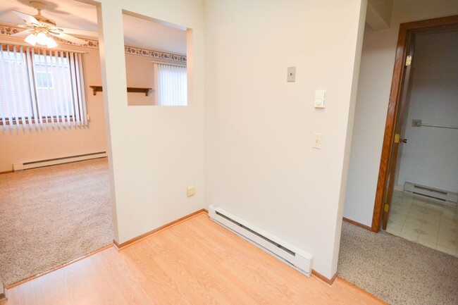 Building Photo - Conveniently located 2br main floor condo!