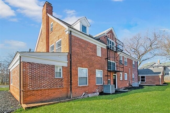 Primary Photo - 10 Codington Pl