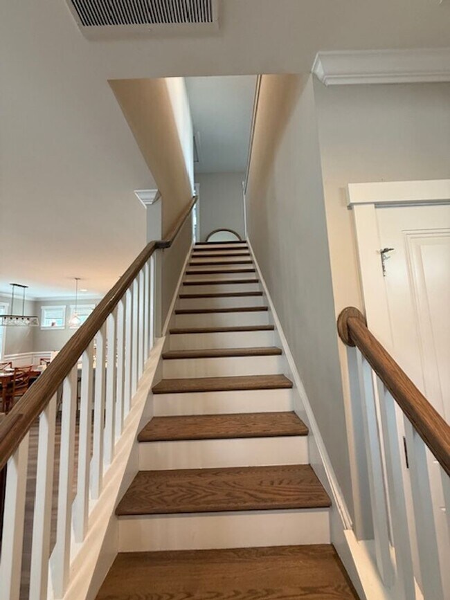 Building Photo - Quaint Neighborhood Living: Spacious 3 Bed...
